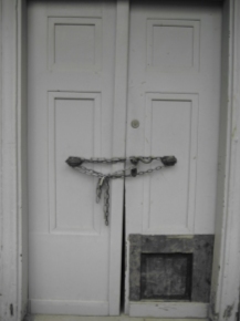 Tür des Gemeindehauses